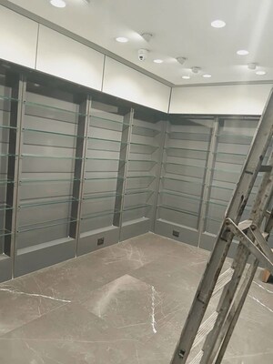  Shop For Rent in Park Street