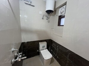 Attached Bathroom in 1 BHK Builder Floor at DLF City Phase IV, Dlf Phase iv – for Rent