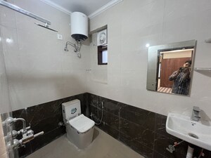 Attached Bathroom in 1 BHK Builder Floor at DLF City Phase IV, Dlf Phase iv – for Rent