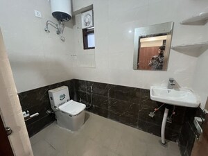 Attached Bathroom in 1 BHK Builder Floor at DLF City Phase IV, Dlf Phase iv – for Rent