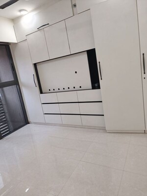 Room in 2 BHK Apartment at Lodha Altia, Wadala – for Rent