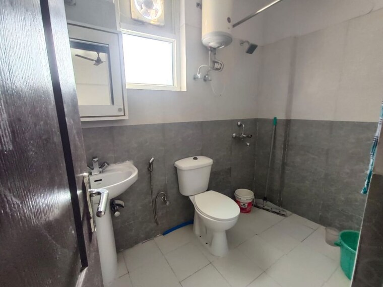 Bathroom, atlantis-cghs 2 Bedroom 1600 Sq.Ft. Apartment In Sector 47 Gurgaon 10323574
