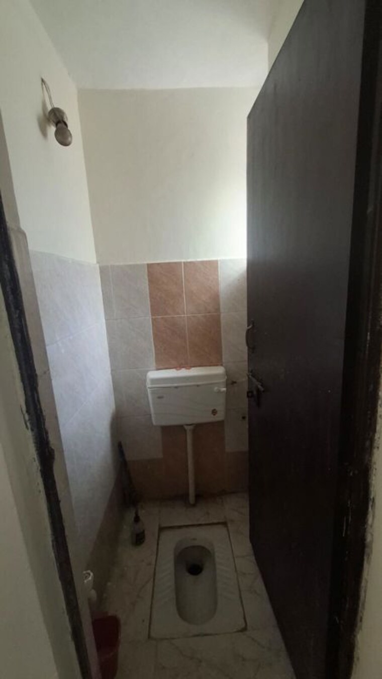 Bathroom, vaidpura 1 Bedroom 30 Sq.Mt. Apartment In Vaidpura Greater Noida 10321353