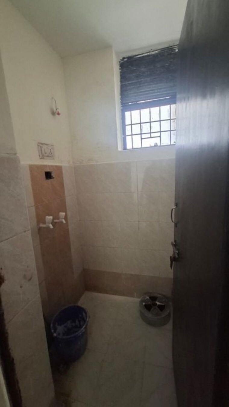 Bathroom, vaidpura 1 Bedroom 30 Sq.Mt. Apartment In Vaidpura Greater Noida 10321353