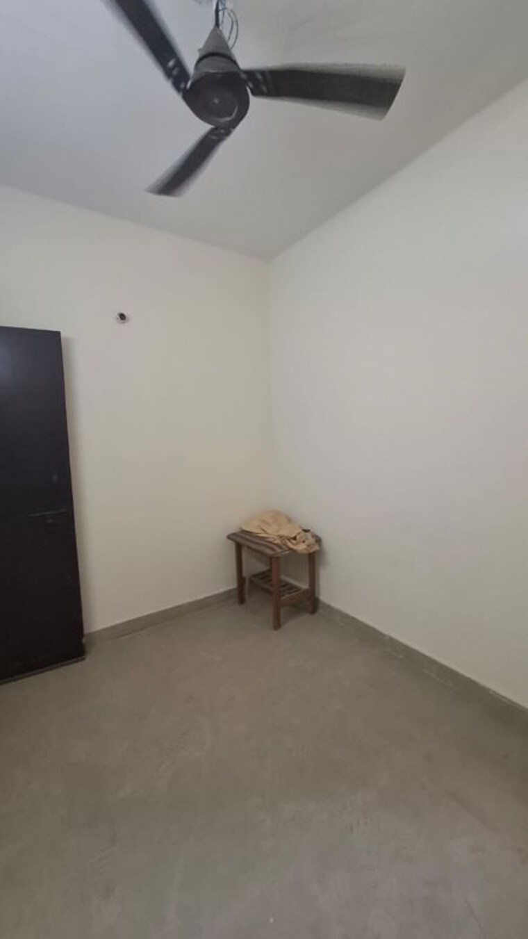 Room, vaidpura 1 Bedroom 30 Sq.Mt. Apartment In Vaidpura Greater Noida 10321353