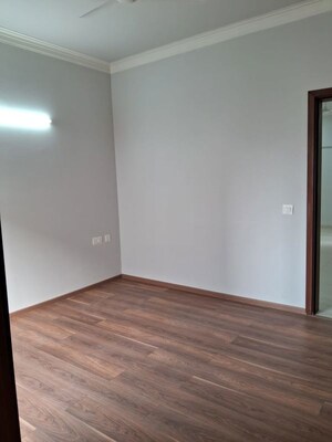 Room in 4 BHK Apartment at Central Park Flower Valley Aqua Front Towers, Sohna Sector 33 – for Sale