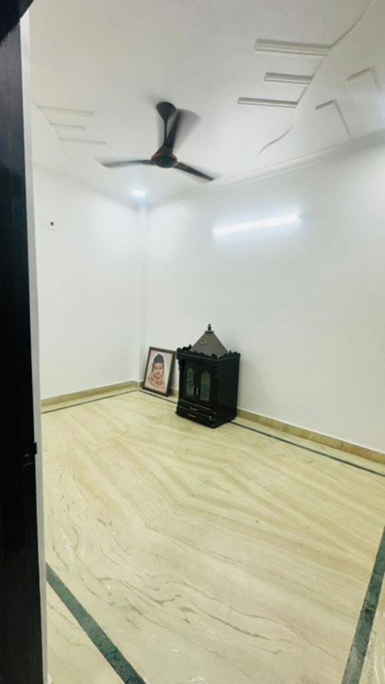 Room, tagore garden extension 3 Bedroom 125 Sq.Yd. Builder Floor In Tagore Garden Extension Delhi 10323799