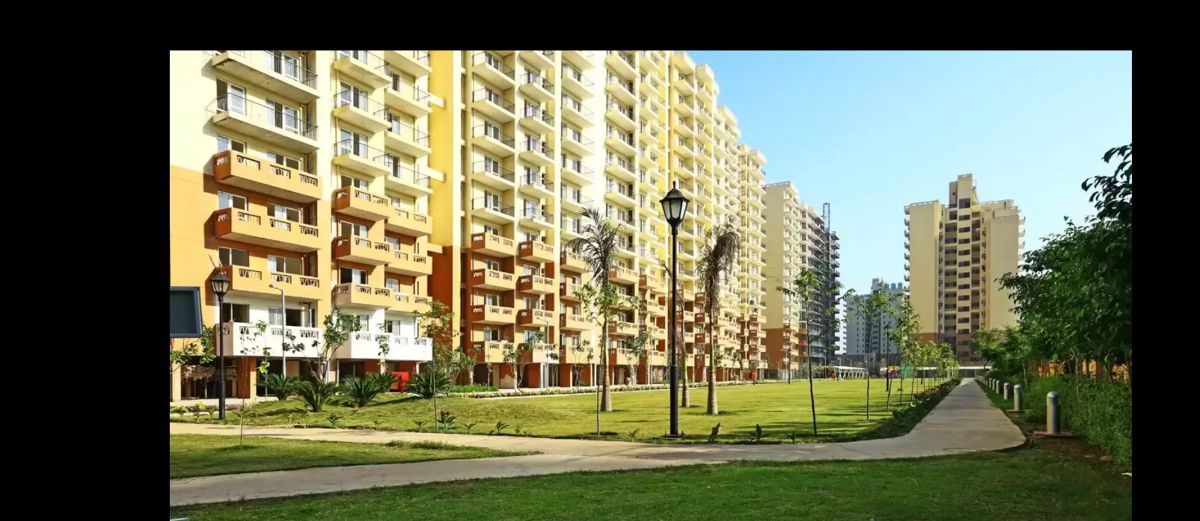 3 BHK + Extra Room 900 Sq.Ft. Apartment in Pyramid Altia