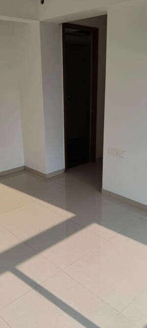 Room in 3 BHK Apartment at Kalpataru Parkcity Sunrise, Kolshet Road – for Rent