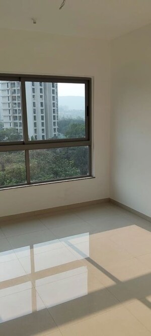 Room in 3 BHK Apartment at Kalpataru Parkcity Sunrise, Kolshet Road – for Rent