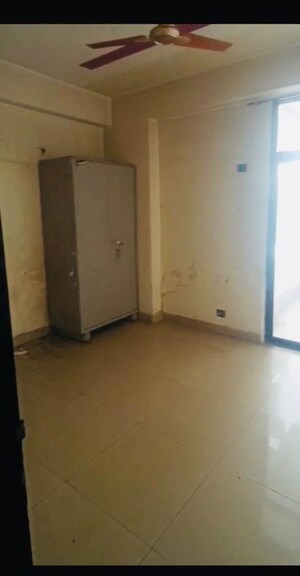 Room in 3 BHK Apartment at Ajnara Integrity, Raj Nagar Extension – for Rent