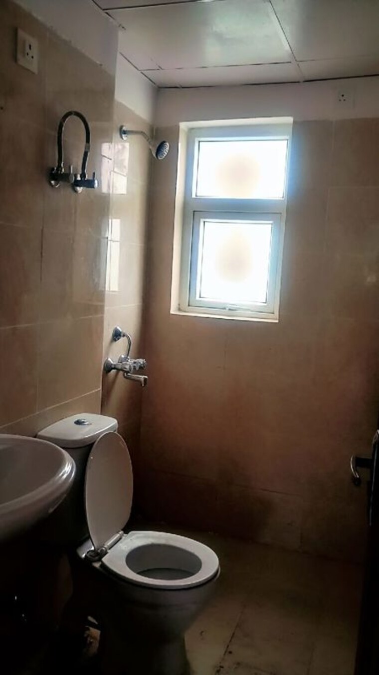 Bathroom, sector 77 3 Bedroom 268 Sq.Yd. Builder Floor In Sector 77 Faridabad 10323988