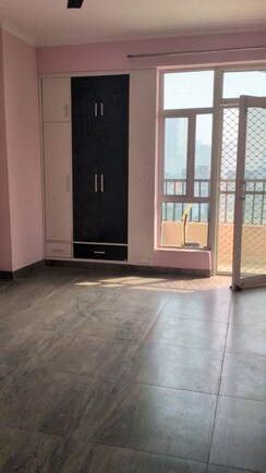 3.5 BHK + Servant Room Apartment For Rent in Gaur City 5th Avenue