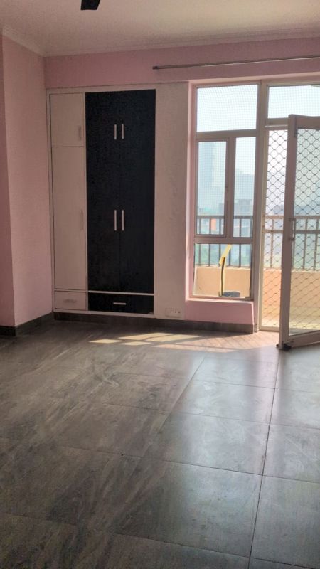 3.5 BHK + Servant Room Apartment For Rent in Gaur City 5th Avenue