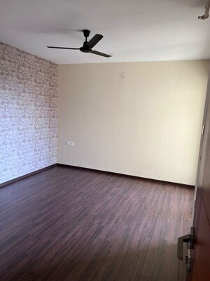 Room in 4 BHK Apartment at Paradise Sai World City Phase 2, New Panvel – for Rent