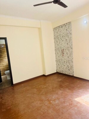Room in 3 BHK Apartment at Amrapali Centurian Park, Tech Zone 4 Greater Noida – for Rent