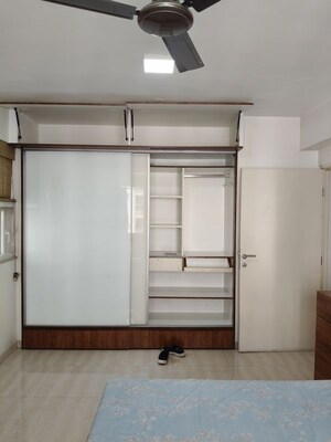 Room in 2.5 BHK Apartment at Hiranandani Estate, Ghodbunder Road – for Rent