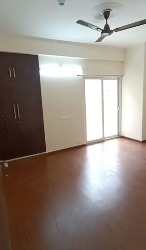 Room in 3 BHK Apartment at Amrapali Centurian Park, Tech Zone 4 Greater Noida – for Rent