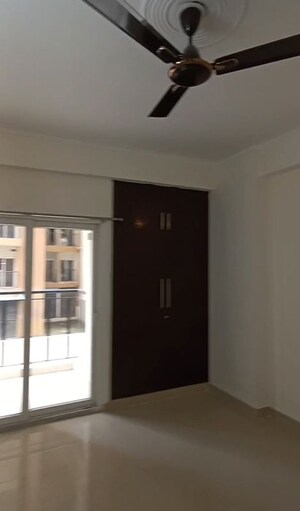 Room in 3 BHK Apartment at Amrapali Centurian Park, Tech Zone 4 Greater Noida – for Rent