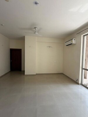 Room in 4 BHK Apartment at Pioneer Park Phase 1, Sector 61 – for Rent