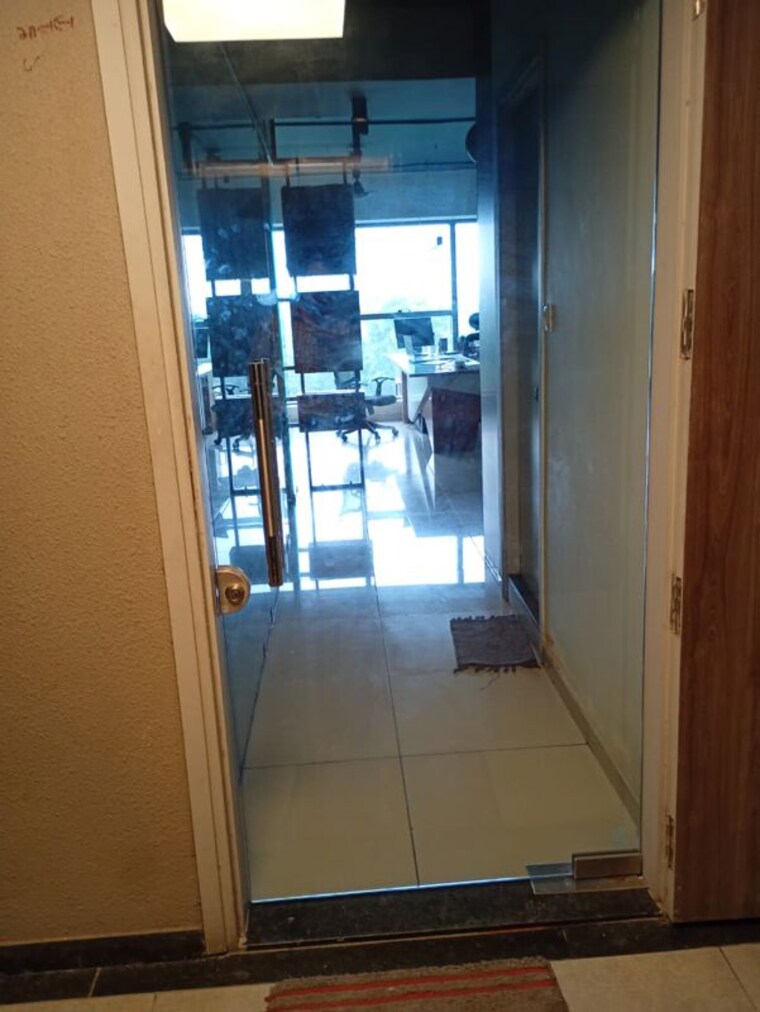Room, science city Commercial Office Space 706 Sq.Ft. In Science City Ahmedabad 10324042