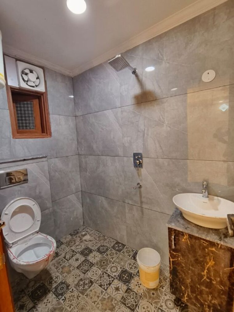 Bathroom, malviya nagar 3 Bedroom 100 Sq.Yd. Builder Floor In Malviya Nagar Delhi 10324217