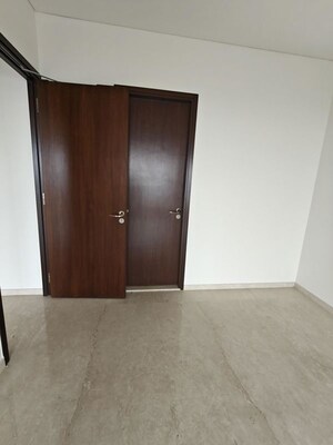 Room in 3 BHK Apartment at Lokhandwala Minerva Mahalaxmi, Mahalaxmi – for Rent