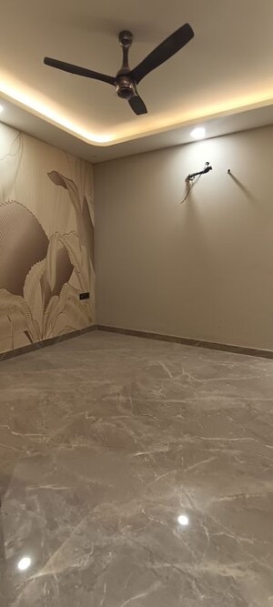 Room in 3 BHK Builder Floor at Parklands, Sector 85 – for Sale