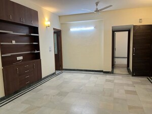 Room in  Builder Floor at Agrim Apartment, Sector 43 – for Rent