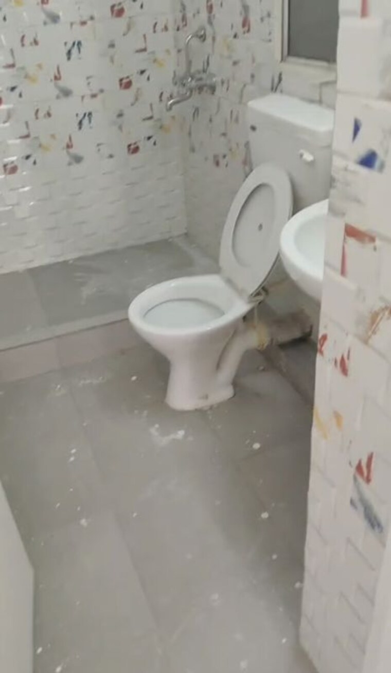 Bathroom, dlf-the-carlton-estate 3 Bedroom 1377 Sq.Ft. Apartment In Dlf Phase V Gurgaon 10324637