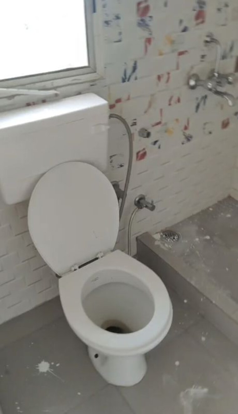 Bathroom, dlf-the-carlton-estate 3 Bedroom 1377 Sq.Ft. Apartment In Dlf Phase V Gurgaon 10324637