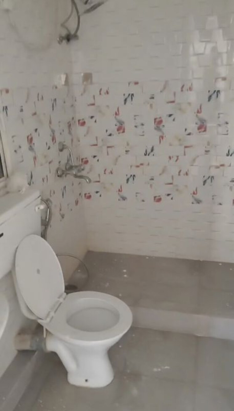 Bathroom, dlf-the-carlton-estate 3 Bedroom 1377 Sq.Ft. Apartment In Dlf Phase V Gurgaon 10324637