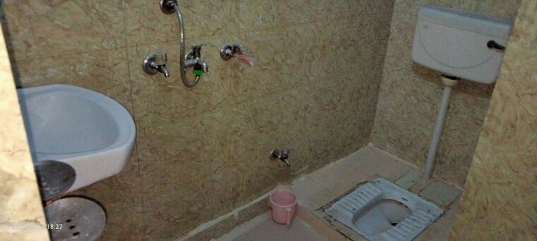 Bathroom, vaishali sector 3 1 Bedroom 350 Sq.Ft. Builder Floor In Vaishali Sector 3 Ghaziabad 10324605