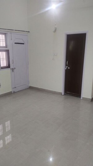 Room in 2 BHK Builder Floor at Gomti Nagar – for Rent