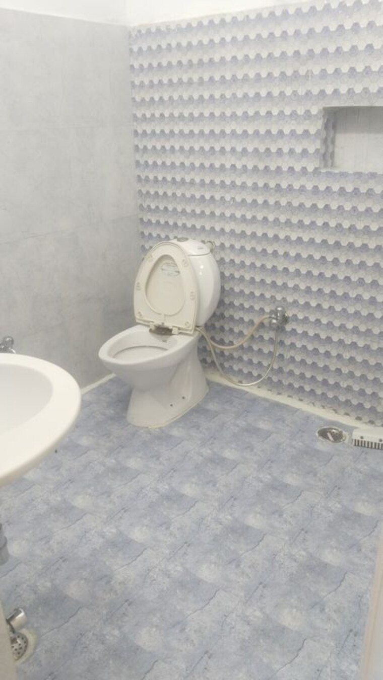 Bathroom, gomti nagar 2 Bedroom 1300 Sq.Ft. Builder Floor In Gomti Nagar Lucknow 10324725