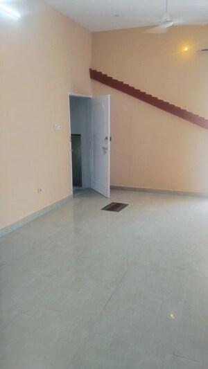 Room in 2 BHK Builder Floor at Gomti Nagar – for Rent