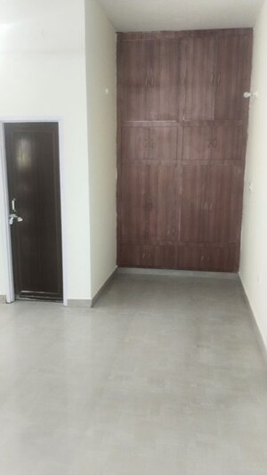 Room in 2 BHK Builder Floor at Gomti Nagar – for Rent