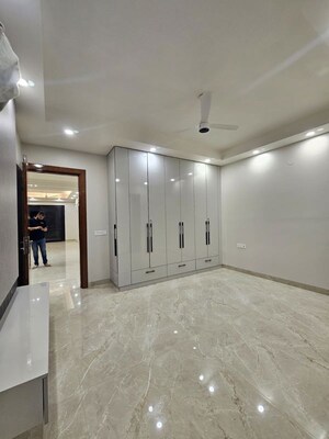 Room in 3 BHK Builder Floor at Sector 57 – for Rent