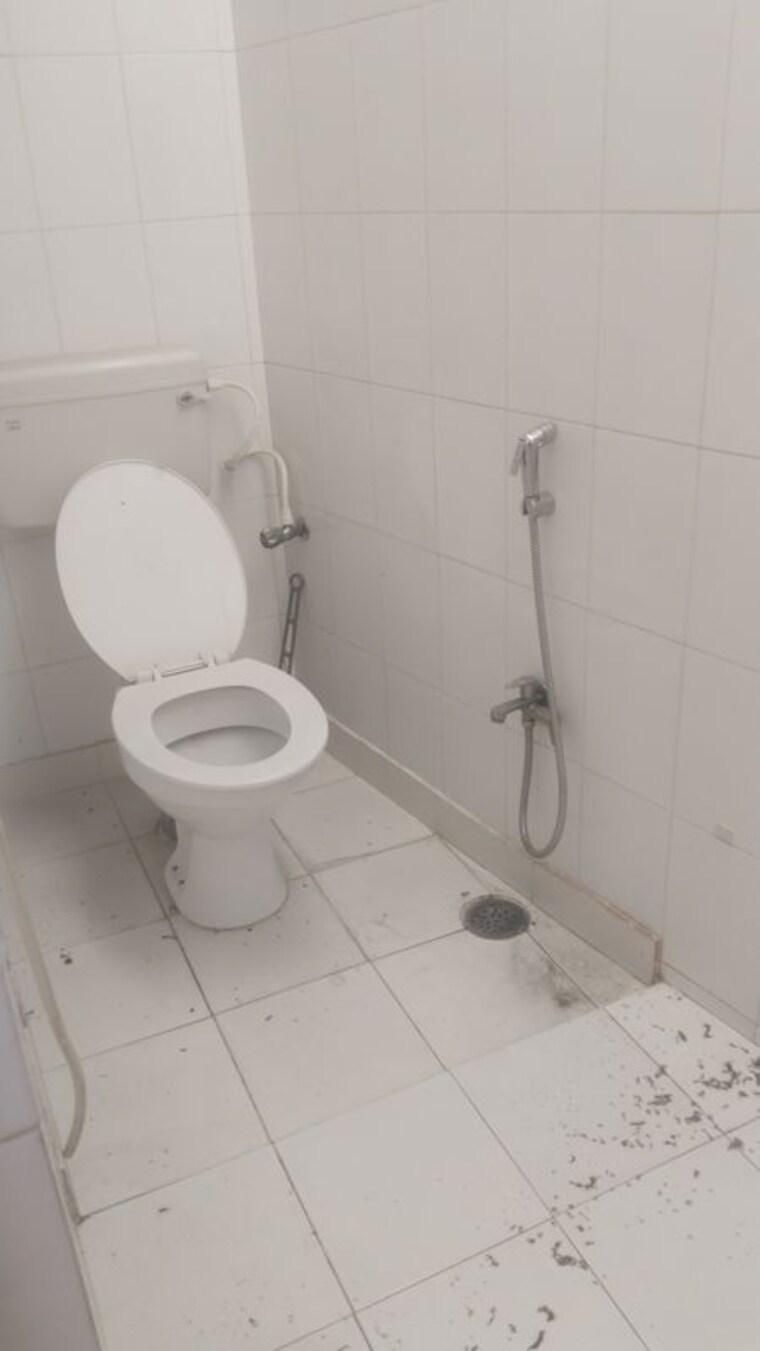 Bathroom, gomti nagar 1 RK 600 Sq.Ft. Builder Floor In Gomti Nagar Lucknow 10324788