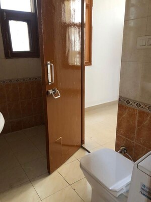 Furnished Amenities in 3 BHK Apartment at Sector 20 – for Rent