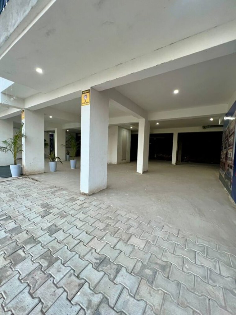  Parking, kharar mohali road 3 Bedroom 150 Sq.Yd. Apartment In Kharar Mohali Road Kharar 10275830