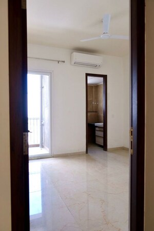 Room in 3.5 BHK Apartment at Smart World Orchard, Sector 61 – for Rent