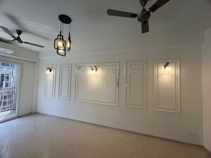 Room in 2.5 BHK Apartment at Smart World Orchard, Sector 61 – for Rent