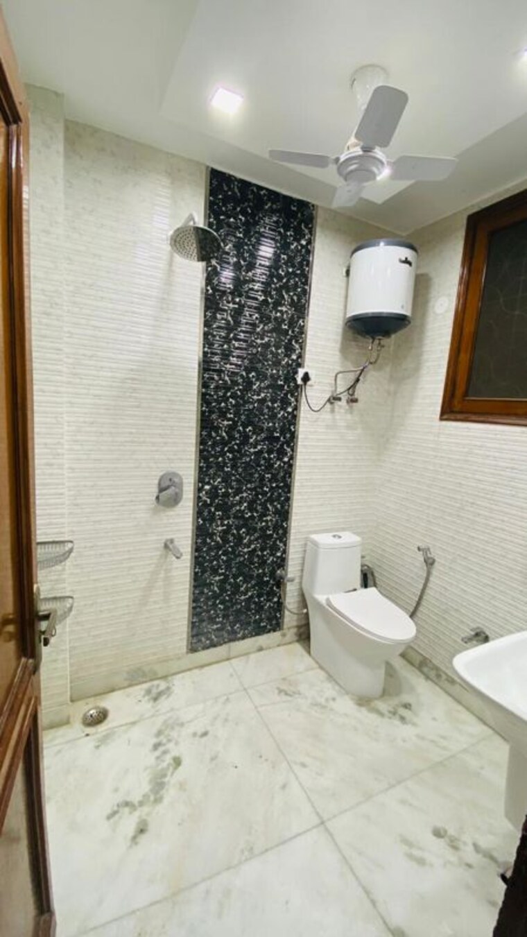 Bathroom, east of kailash 2 Bedroom 100 Sq.Yd. Builder Floor In East Of Kailash Delhi 10325064
