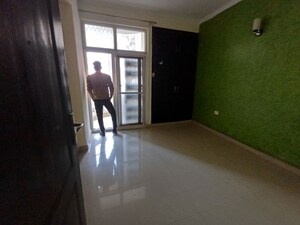 Room in 2.5 BHK Apartment at Supertech Cape Town, Sector 74 – for Rent