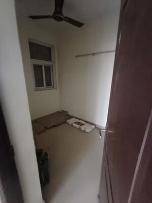 Room in 2.5 BHK Apartment at Supertech Cape Town, Sector 74 – for Rent