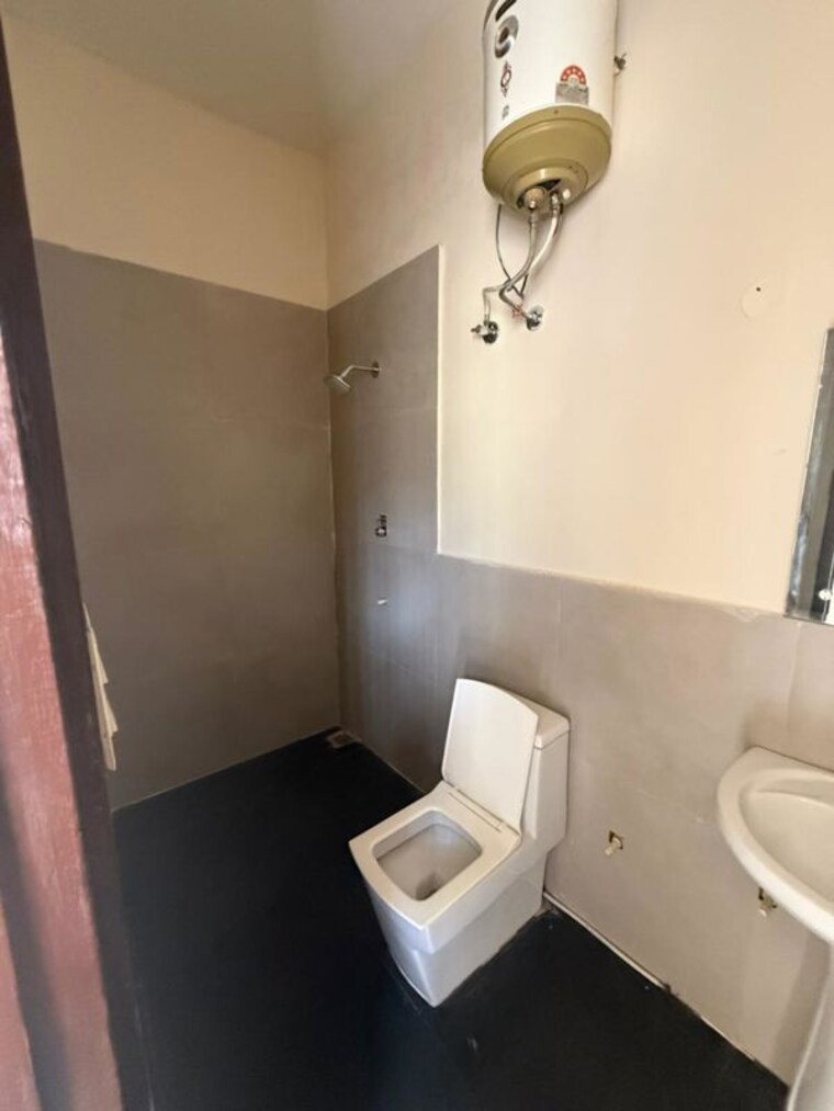 Bathroom, vip road 3 Bedroom 585 Sq.Ft. Independent House In Vip Road Zirakpur 10325138