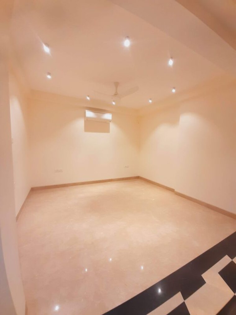 Room, greater kailash ii 4 Bedroom 300 Sq.Yd. Builder Floor In Greater Kailash ii Delhi 10325170