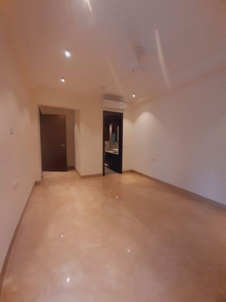Room, greater kailash ii 4 Bedroom 300 Sq.Yd. Builder Floor In Greater Kailash ii Delhi 10325170