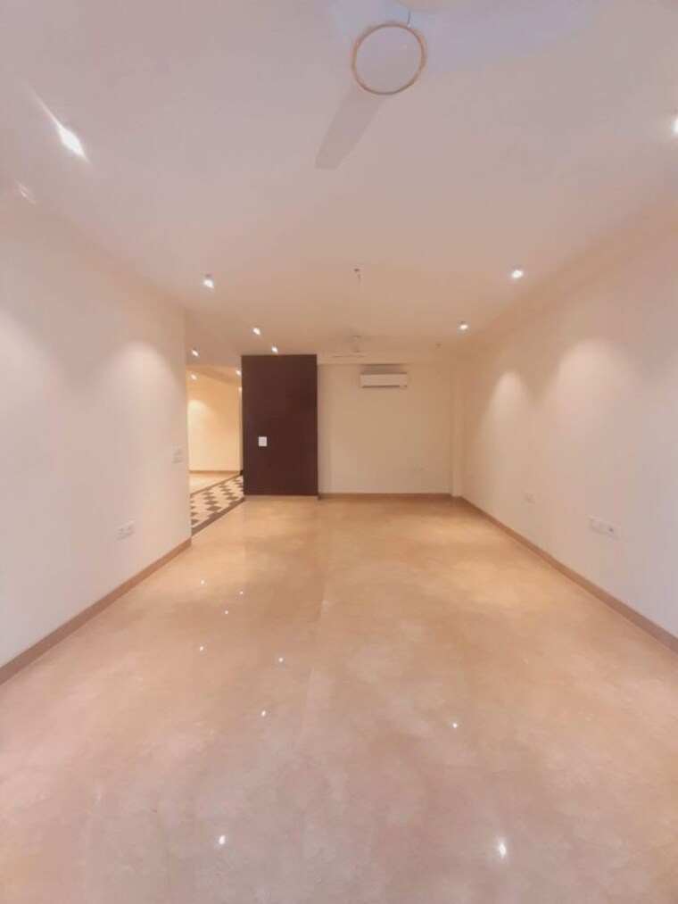 Room, greater kailash ii 4 Bedroom 300 Sq.Yd. Builder Floor In Greater Kailash ii Delhi 10325170